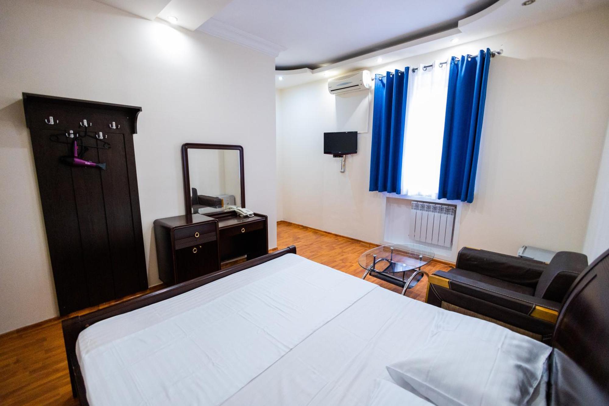 Yan Hotel เยเรวาน ภายนอก รูปภาพ