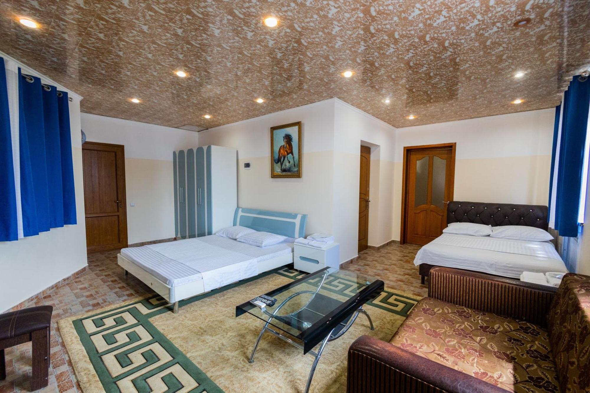 Yan Hotel เยเรวาน ภายนอก รูปภาพ