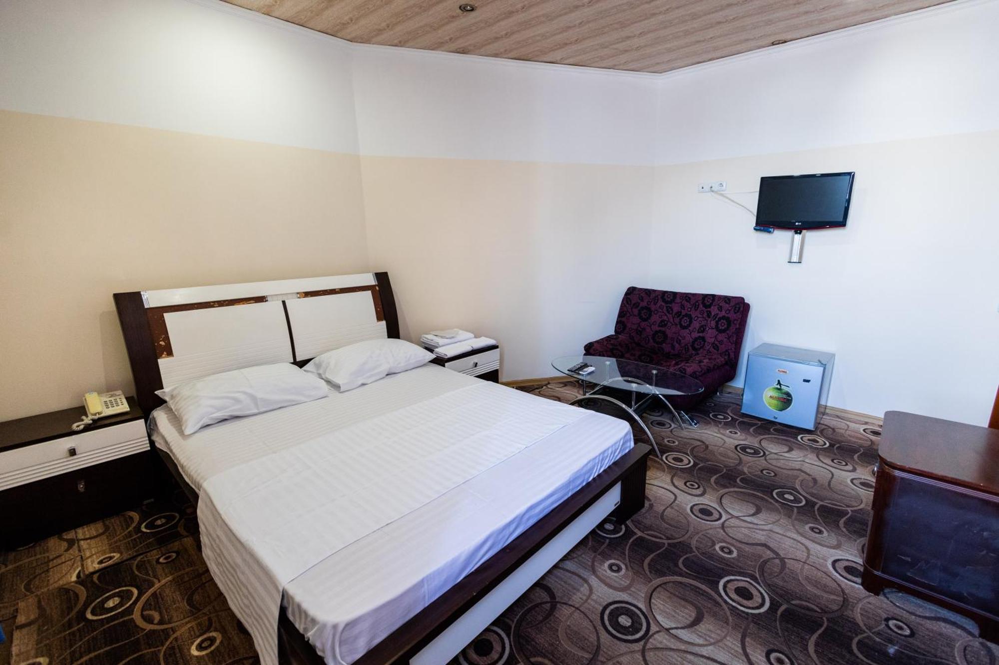 Yan Hotel เยเรวาน ภายนอก รูปภาพ